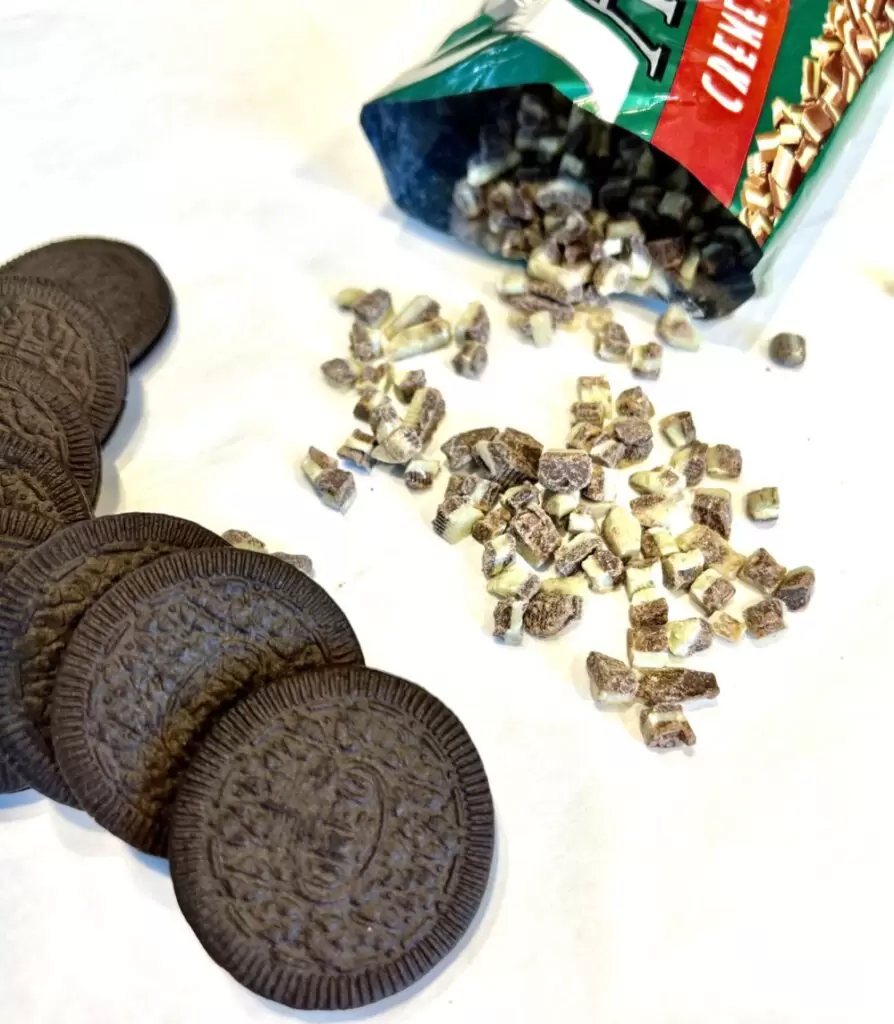 2 Ingredient Oreo Thin Mints The two ingredients required for Oreo Thin Mint Cookies - Andes Creme de Menthe chips and thin Oreo cookies!