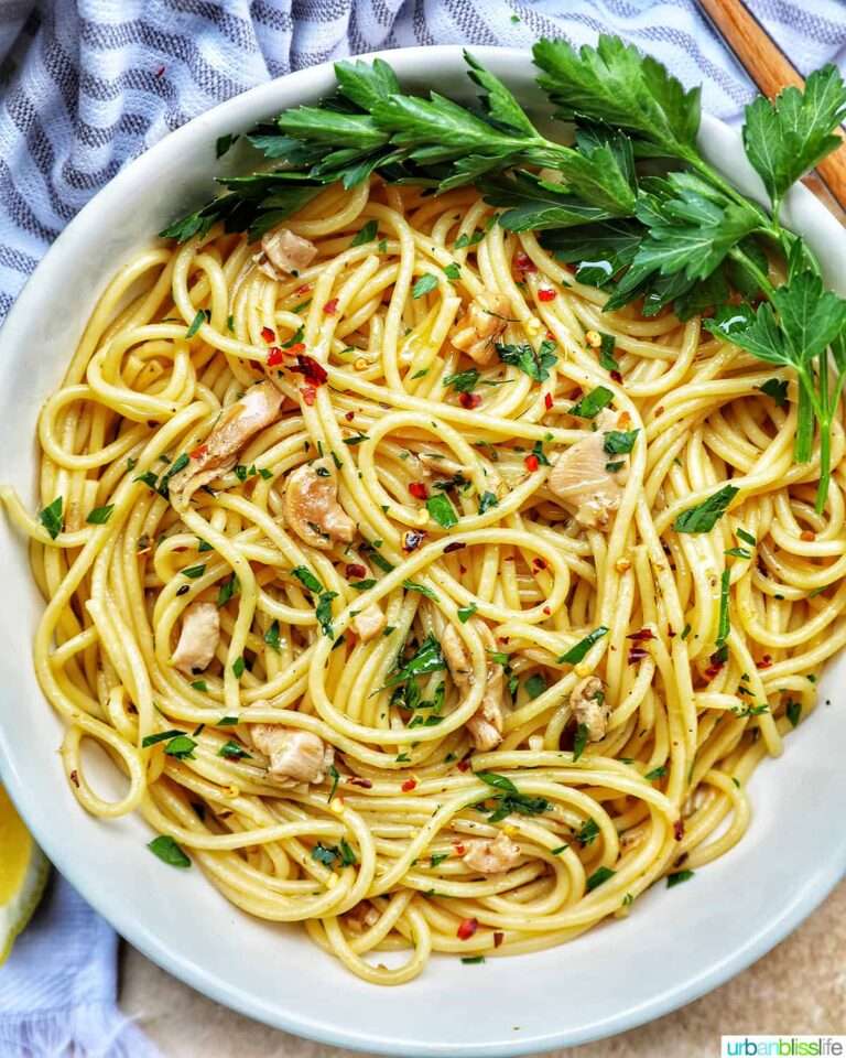 Pasta with clams in white wine sauce