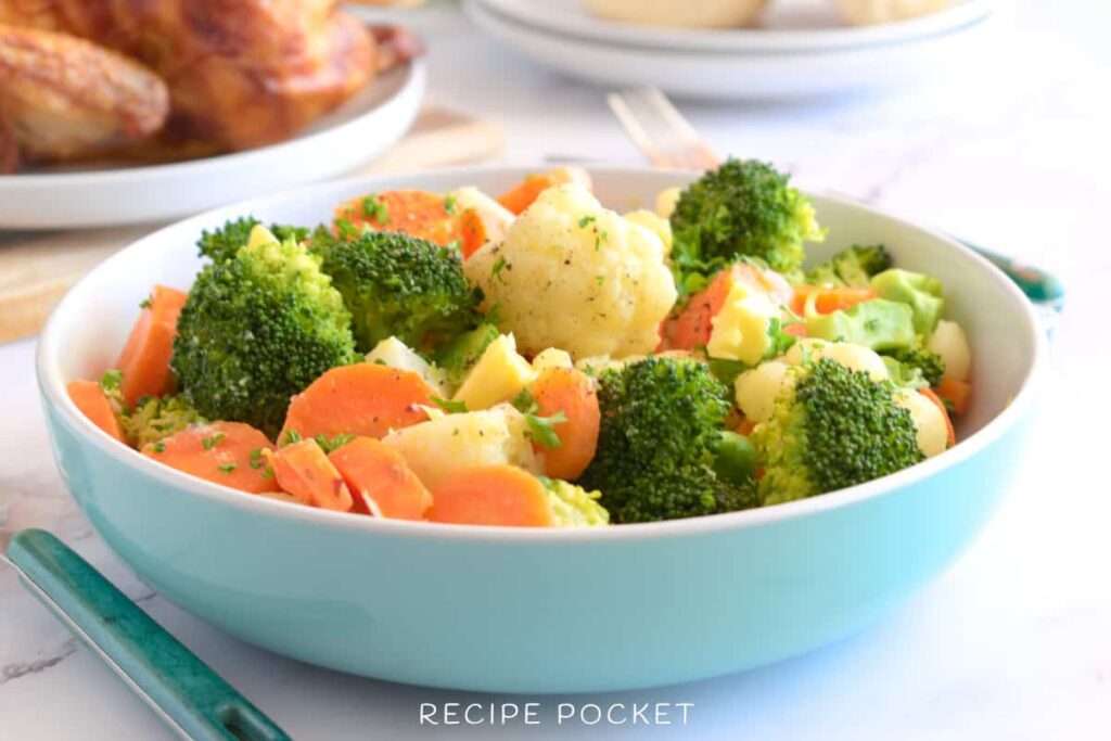 Steamed mixed vegetables with broccoli, carrots and cauliflower in bowl