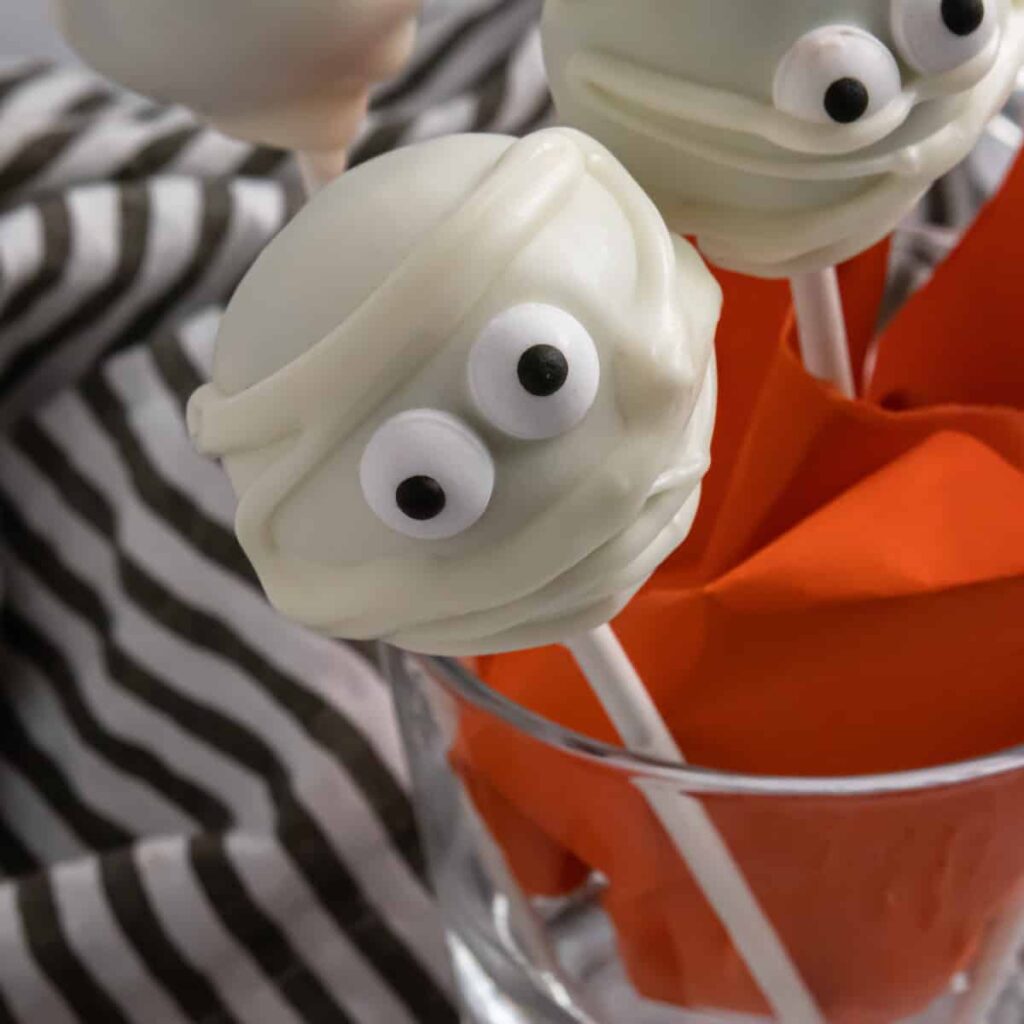 16 Easy & Spooky No Bake Halloween Treats Halloween mummy cake pops with candy eyes on sticks