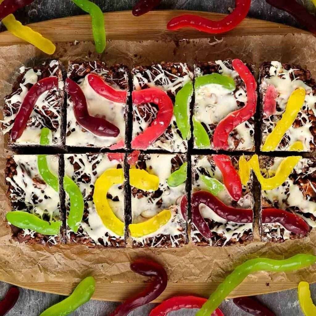 16 Easy & Spooky No Bake Halloween Treats Halloween brownies with white chocolate and gummy worms, top view