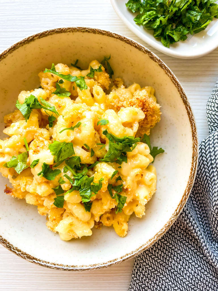Baked macaroni and cheese with crispy breadcrumbs and parsley