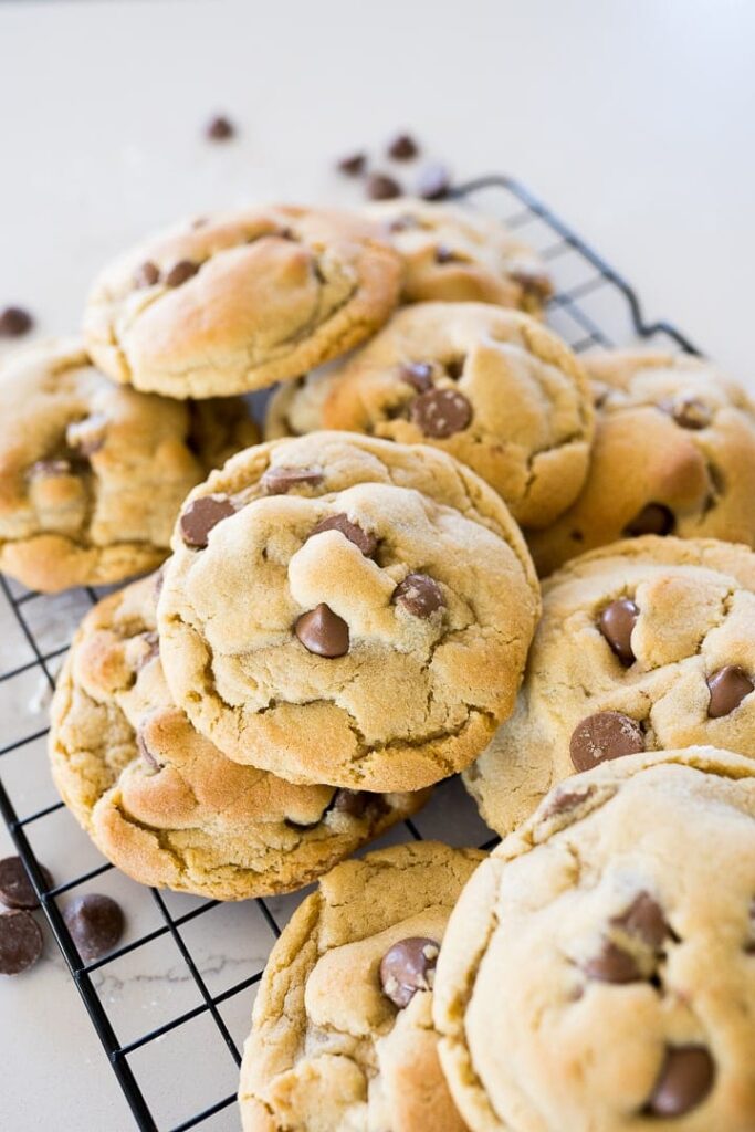 chocolate chip crumbl cookies