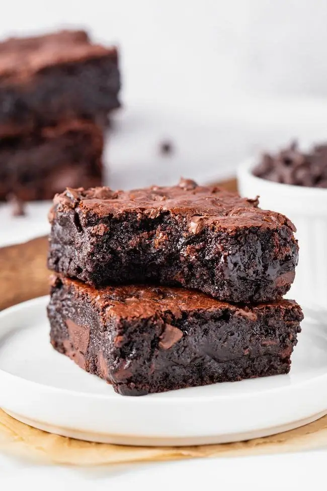 Rich and fudgy almond flour brownies, a low-carb and gluten-free dessert ideal for chocolate lovers.