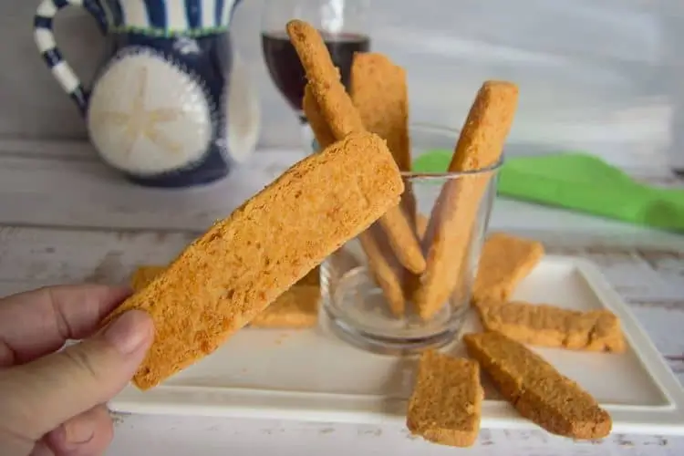 Crunchy and savory cheese straws made with almond flour for a gluten-free and low-carb snack, ideal for entertaining or as a midday treat.